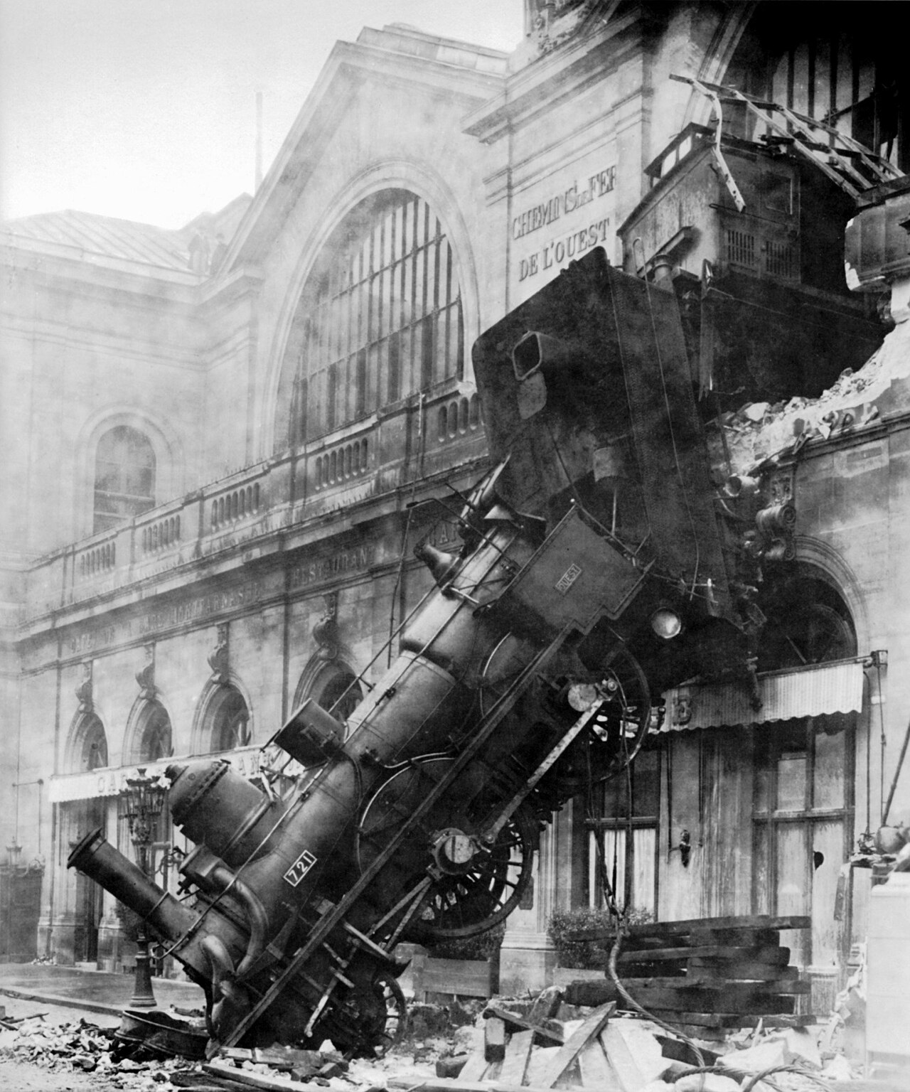 Locomotive 721 hanging out of the second story of the Gare Montparnasse, 22 October 1895